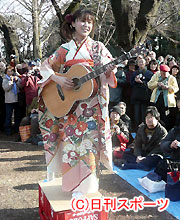 井の頭公園でライブを行ったあさみちゆき（撮影・岩田千代巳）