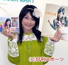 トレカ発売イベントを行った外岡えりか(撮影・小林千穂)