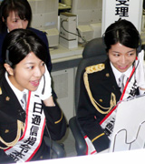 制服姿で模擬１１０番の受理を体験する三倉茉奈（左）と佳奈（共同）