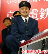 京急のミニチュアに乗って登場のくりぃむしちゅ~(撮影・瀬津真也)