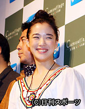 ＷＯＷＯＷの新番組の会見で笑顔を見せる蒼井優（撮影・野上伸悟）