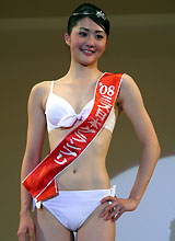 ミス日本グランプリに選ばれ笑顔をみせる鈴木恵理さん（撮影・梅田恵子）