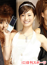 ソフトバンクモバイルの新商品発表会で笑顔を見せる上戸彩（撮影・野上伸悟）