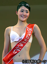 ミス日本グランプリに選ばれ笑顔をみせる鈴木恵理さん（撮影・梅田恵子）