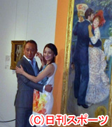 ルノワールの絵画と同じポーズをする西村雅彦、小池栄子（撮影・岩田千代巳）