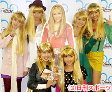 金髪カツラで米国コメディードラマをＰＲしたＡＫＢ４８（撮影・瀬津真也）