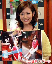 写真集でお気に入りのカットを紹介する岩田さゆり（撮影・木下淳）