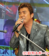 ミニライブで熱唱する小金沢昇司（撮影・小沢裕）