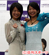 出版記念イベントに出席した三倉茉奈（左）と三倉佳奈（撮影・中野由喜）