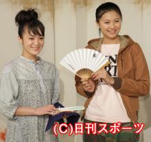 記念品を交換した貫地谷しほり（左）と栄倉奈々（撮影・中島郁夫）