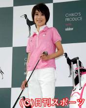 ゴルフウェアで撮影に臨む黒田知永子（撮影・長谷川元明）