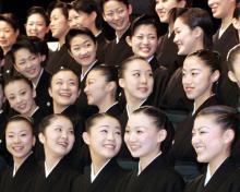 宝塚音楽学校の卒業式を前に記念撮影で笑顔の卒業生（共同）