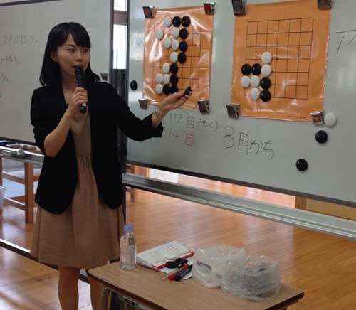 入門教室にて。「囲碁って面白い！」と言っていただいたときはとてもうれしいです♪