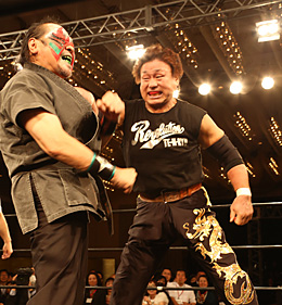 天龍源一郎（右）の逆水平チョップがザ・グレート・カブキにさく裂