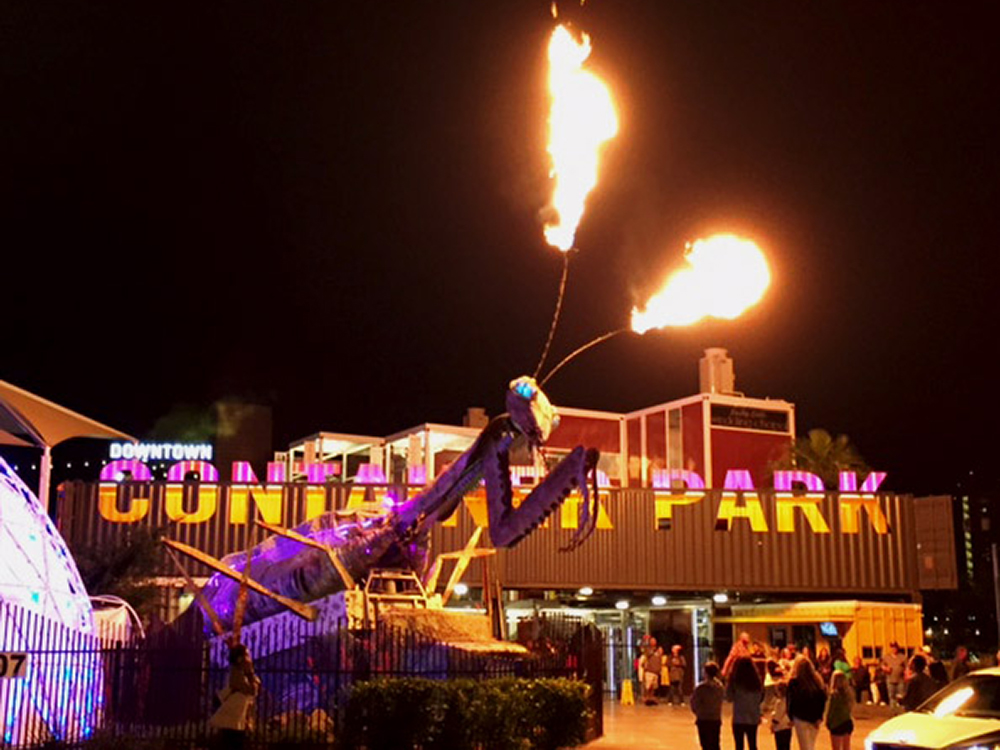 コンテナパーク外観の火を吹くカマキリ