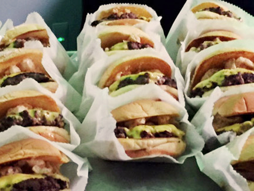 山盛りのバーガー