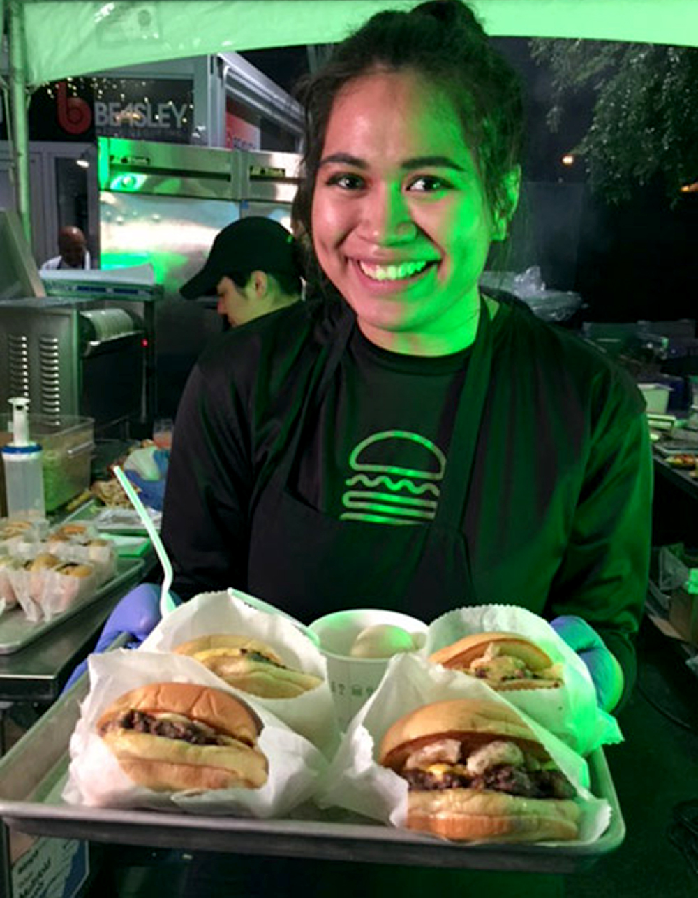 提供する女性スタッフ