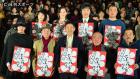 ヒット御礼舞台あいさつで、大入り袋を手にする小林薫（前列中央）ら登壇者