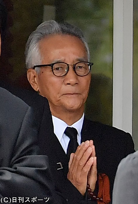 上岡龍太郎さん テントさんの出棺をぼう然と見送る 芸能写真ニュース 日刊スポーツ