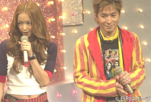 00年12月、ＮＨＫ紅白歌合戦で小室哲哉（右）と