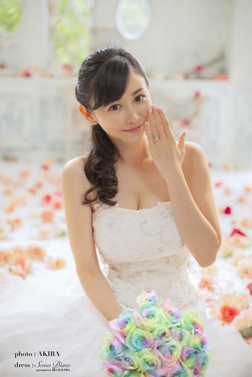 夫が撮影したというウェディングドレス姿の杉原杏璃