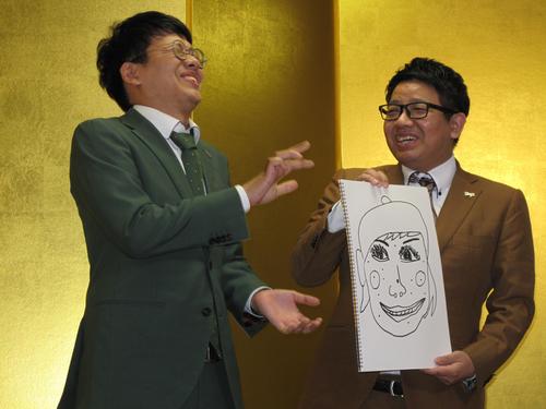 大阪市内で、漫才のような結婚会見を行った兄弟コンビ・ミキの兄昴生（右）と相方で弟の亜生