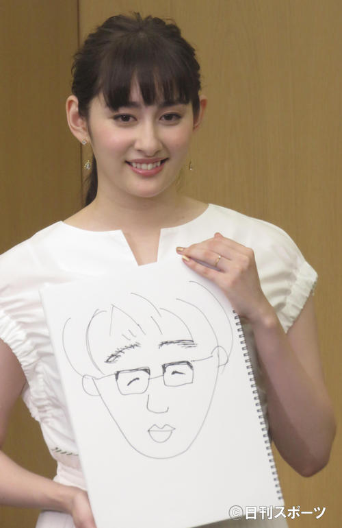 お相手の一般男性の似顔絵を手に婚約会見を開く早見あかり（2018年7月23日）