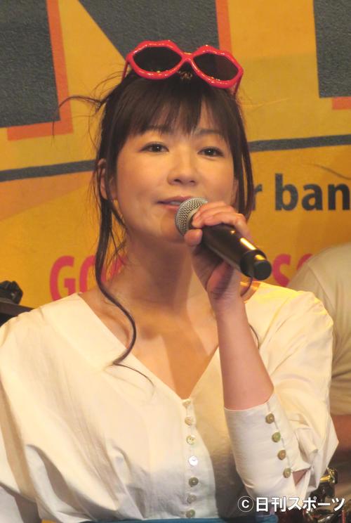 ライブで歌う宮前真樹