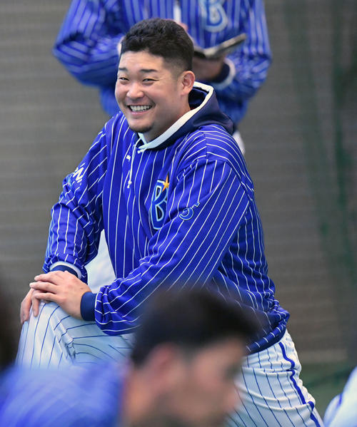 ウオーミングアップで笑顔を見せるＤｅＮＡ筒香（撮影・滝沢徹郎）