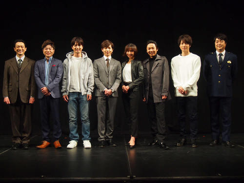 囲み取材に出席した、左から飯田基祐、川谷修士、中村優一、染谷俊之、篠田麻里子、岡田達也、和田琢磨、下村青