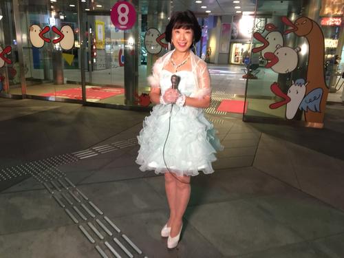 松田聖子のコスプレに挑戦した関純子アナ（カンテレ提供）