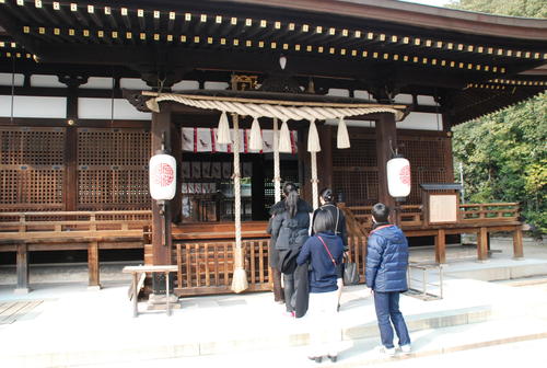 参拝者が列を作る弓弦羽神社（２０１８年２月２４日撮影）