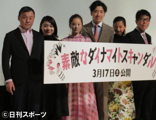 舞台あいさつに登壇した、左から冨永昌敬監督、三浦透子、前田敦子、柄本佑、尾野真千子、末井昭氏（撮影・上岡豊）