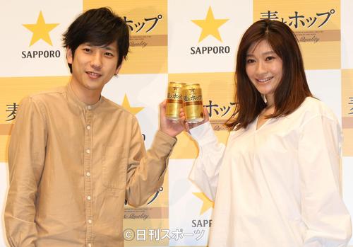 「サッポロ　麦とホップ」新ＣＭ発表会で写真に納まる二宮和也（左）と篠原涼子（撮影・丹羽敏通）