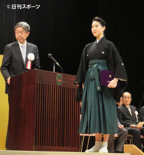 宝塚音楽学校１０４期を首席で卒業し、小林公一校長（左）から小林一三賞を授与された越智愛梨さん（撮影・村上久美子）