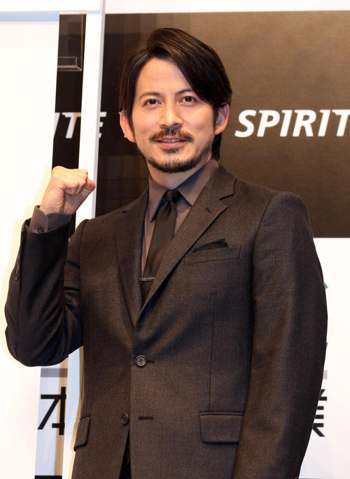 新ＣＭ発表会で記念撮影する岡田准一（撮影・狩俣裕三）
