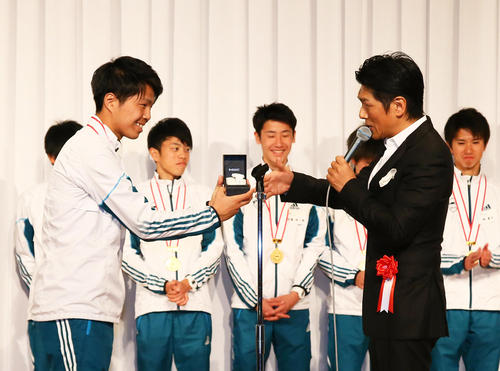 高橋克典（右）は青学大の箱根駅伝４連覇を記念し、自身がオーダーメードした腕時計を吉永主将に贈る（撮影・足立雅史）