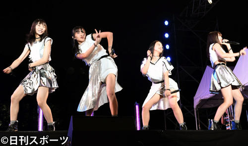 熱唱する東京女子流（２０１６年８月２０日撮影）