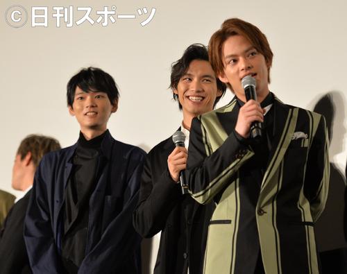 本広克行監督の話に笑顔で耳を傾ける、左から古川雄輝、福士蒼汰、中山優馬（撮影・森本隆）