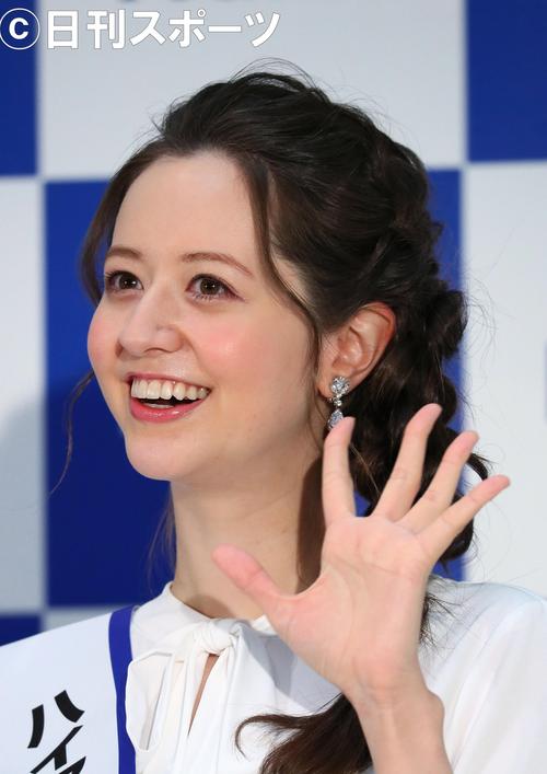 芸能活動休業前最後のイベント「ハイアール新生活応援ＰＲ大使就任式」に登壇し、笑顔で手を振る春香クリスティーン（撮影・足立雅史）