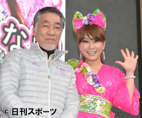 はるな愛（右）は、サプライズ登場した父和夫さんと記念撮影（撮影・森本隆）