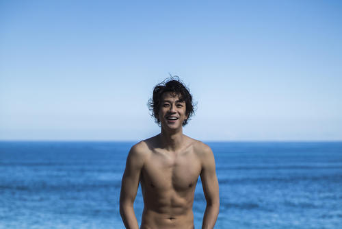デビュー10周年記念写真集でハワイの海をバックに上半身裸のショットも披露する三浦翔平