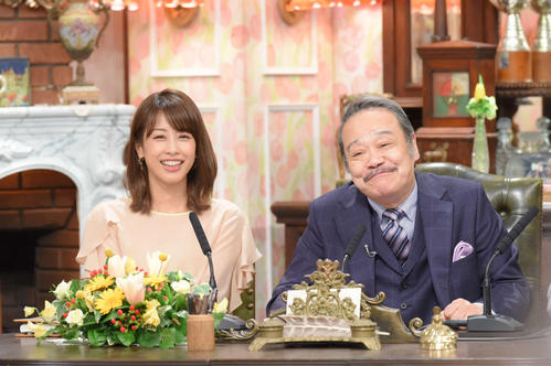 加藤綾子(左)の秘書見習いにデレデレする西田敏行局長