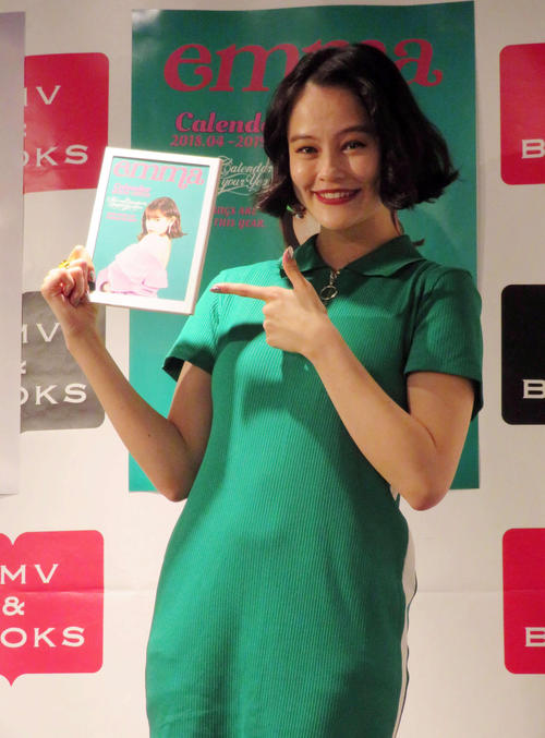 「ｅｍｍａ　Ｃａｌｅｎｄａｒ　２０１８．０４―２０１９．０３」発売記念イベントに出席したｅｍｍａ（撮影・遠藤尚子）