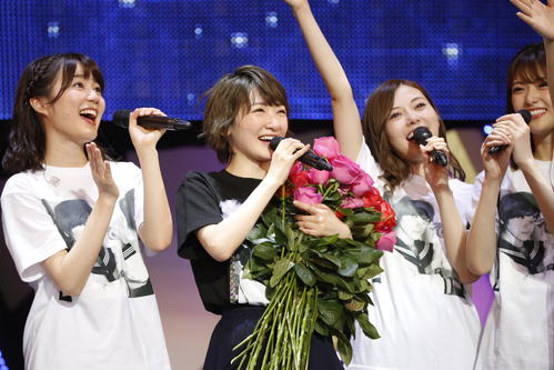 メンバーからバラを渡された生駒里奈（中央）は笑顔を見せる。左は生田絵梨花、左から３人目は白石麻衣、同４人目は松村沙友理