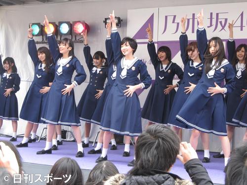 卒業生たちが大興奮する中、乃木坂４６は「君の名は希望」を歌った。手前左から生田絵梨花、生駒里奈、星野みなみ（２０１３年３月１日撮影）