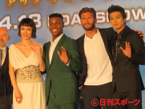 左から菊地凛子、ジョン・ボイエガ、スコット・イーストウッド、新田真剣佑