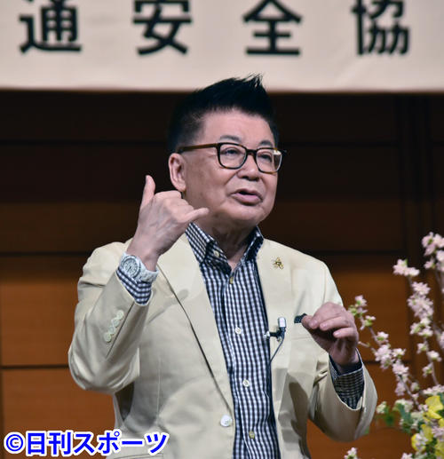 「麻布交通安全のつどい」で熱弁をふるう生島ヒロシ（撮影・小谷野俊哉）