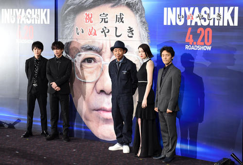 笑顔で写真に納まる、左から本郷奏多、佐藤健、木梨憲武、三吉彩花、佐藤信介監督（撮影・横山健太）