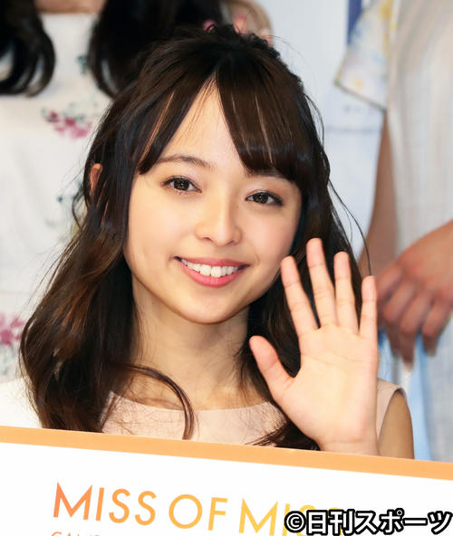 グランプリに選ばれた駒大の黒口那津さんは笑顔で手を振る（撮影・浅見桂子）